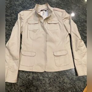 🤎Tahari XS tan military inspired jacket w cool snap button front. Nice details!